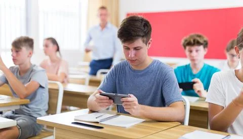 High school student using smartphone on lecture in class Stockfoto's
