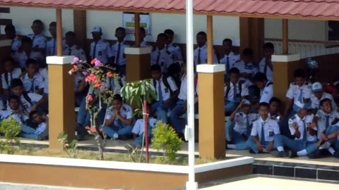 High school students are watching a game in the school corridor. Stock Footage 162879819