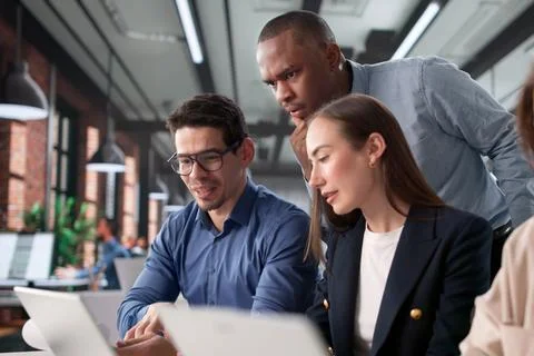 High School Students Collaborate In Computer Lab Under Professor's Guidance.  Foto stock
