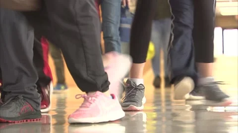 High School Students hallway walking defocus feet only Vidéo 227002432