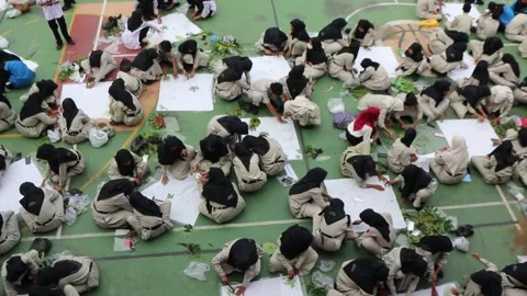High school students making ecoprint artwork outside the classroom. Stock Footage 231285986