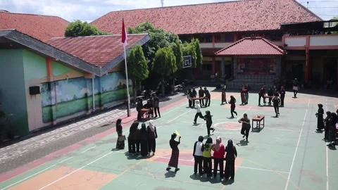 High school students playing a fun learning game Видео 333871182