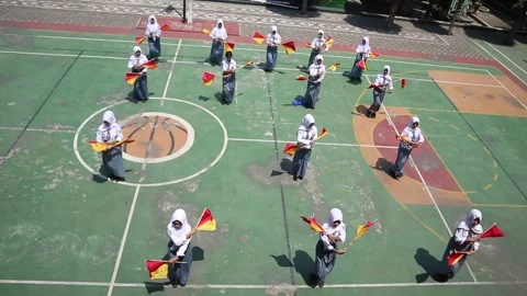 High school students practice semaphore in the schoolyard. 库存影片 344697173