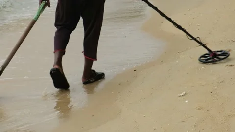 High sensitivity metal detector gold find Stock Footage 140092284