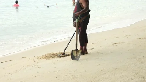 High sensitivity metal detector gold find Stock Footage 140092917