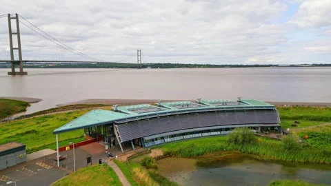 High-up shot: Waters' Edge Country Park &amp; Visitor Centre by River Humber, f.. Видео 249249910