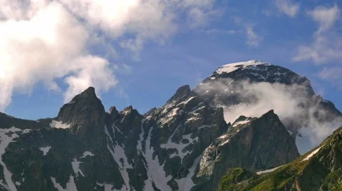 High Snowy Mountains with Clouds Timelapse. Kavkaz region Vídeo Stock 65517698