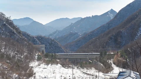 High Speed Bullet Train Passing through Juyongguan Great Wall in Snow Video stock 330987425