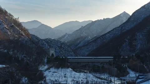 High Speed Bullet Train Passing through Juyongguan Great Wall in Snow 動画素材 330987775