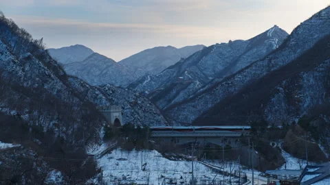 High Speed Bullet Train Passing through Juyongguan Great Wall in Snow Video stock 330988051