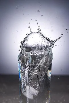 High-speed capture of the moment when an ice cube splashes into water 스톡 사진