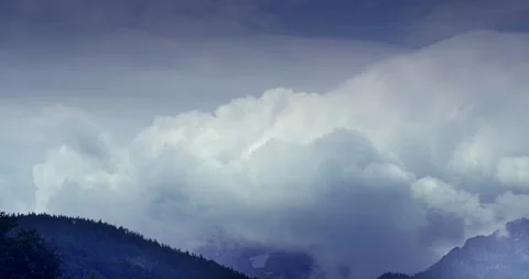 High-speed clouds over alpine peaks Video stock 284819017
