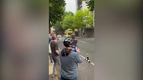 High-speed convoy arrives at Dublin’s Special Criminal Court Видео 341827353