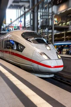 High speed express train at the modern station platform. Vertical shot of I.. Foto stock
