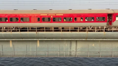 High Speed Indian Train Passing By Shot From Another Moving Train Vídeos de archivo 335713989