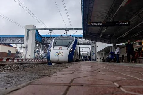High Speed Passenger Train standing at platform During Daytime from differe.. 스톡 사진