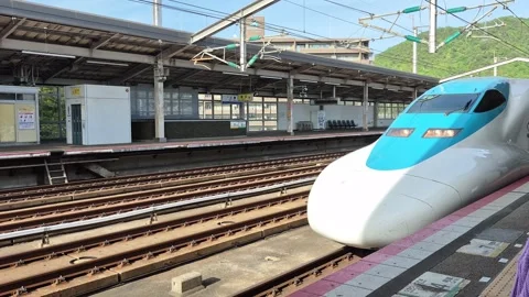 A high-speed Shinkansen bullet train arriving 스톡 동영상 338314558