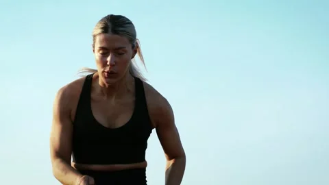 High-speed shot of a determined female athlete sprinting on an outdoor track 库存影片 344895213