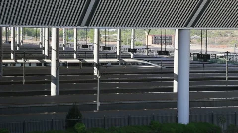 High speed train arriving at the railway station Vidéo 54820973