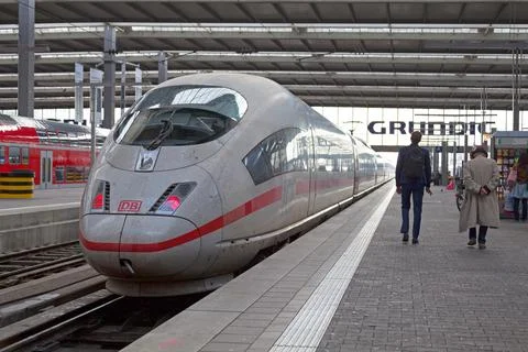 A high-speed train ICE 3 at the Munich main railway station Foto stock