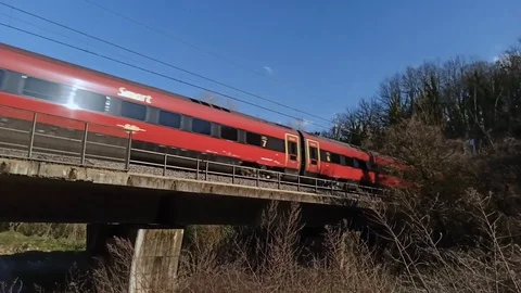 High speed train passing from right to left Vidéo 126535189