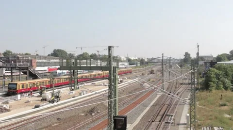 High speed train, passing through the city at germany Vídeo Stock 68088934