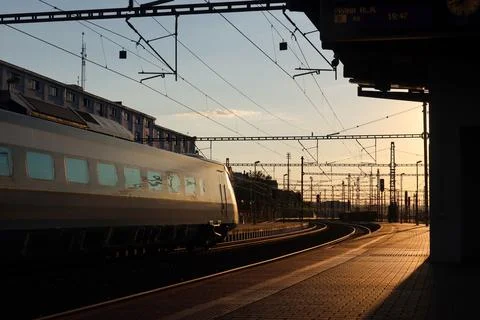 High-Speed Train Passing Through Prague Liben Station at Sunset Foto stock
