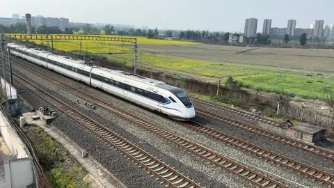 High Speed Train Rushing Through Modern Chengdu City Center Vídeos de archivo 334696278