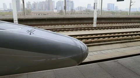 High speed train stopping at railway stationi Vídeos de archivo 53528604