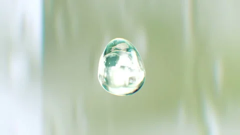High speed water droplet falling down in 4K Stockbeeldmateriaal 149814657