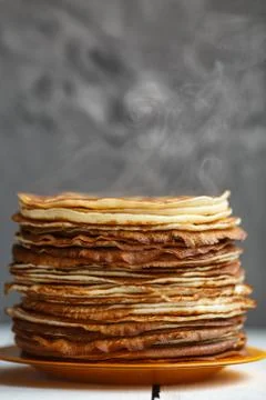 High stack of classic Russian thin pancakes. Rustic style. Traditional for the Foto stock