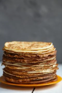 High stack of classic Russian thin pancakes. Rustic style. Traditional for the Foto stock