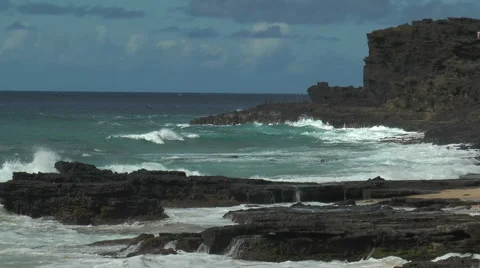 High surf and breaking waves at kaupo beach, oahu,hawaii Video stock 41004354
