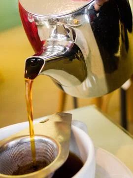 High Tea, Pouring through Tea Strainer Foto stock