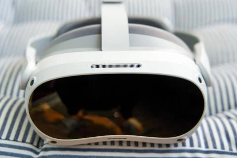A high-tech VR virtual reality head-mounted display Foto stock