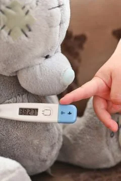 High temperature on an electronic thermometer. bear with a thermometer. baby  Fotos Stock