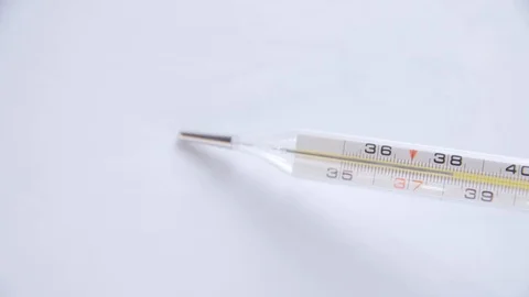 High temperature indicating fever. Thermometer isolated. Vidéo 122346756
