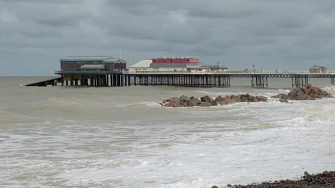 High tide at Cromer beach in slow motion Stock-Footage 288513251