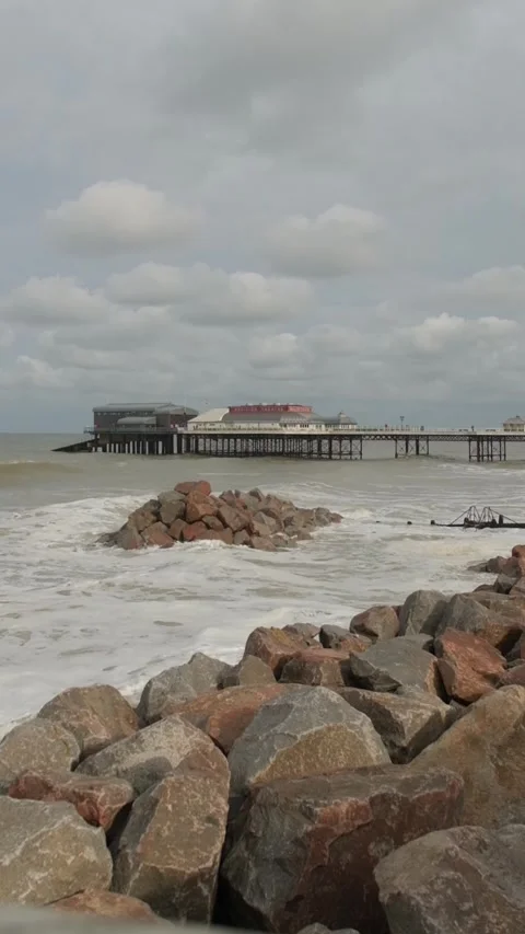 High tide at Cromer beach in slow motion Video stock 288521100