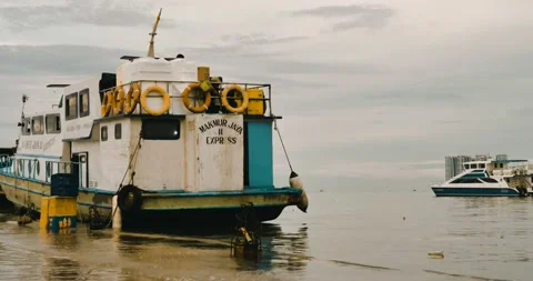 High tide on the pier. Video stock 201006103