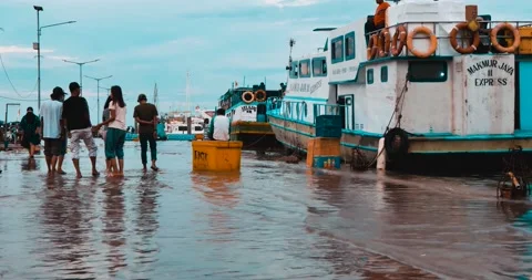 High tide on the pier. Video stock 201006640