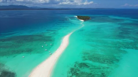 High tide on the sandbar between the islands Nosy Iranja. Madagascar Vidéo 323780002