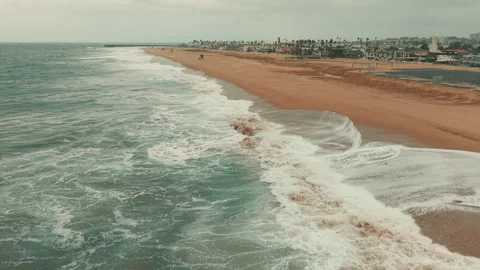High tide sends powerful ocean waves rolling toward sandy Newport Beach  Vidéo 347744071