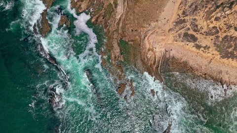 High top-down aerial flyover of rocky White Point Beach Stockbeeldmateriaal 314586917