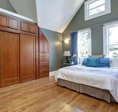 High vaulted ceiling bedroom interior design. There is large bed , built-in w Foto stock