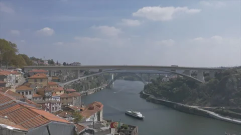 High view of Douro River and The Infante Dom Henrique Bridge in Porto Portugal ( Vídeo Stock 220490991