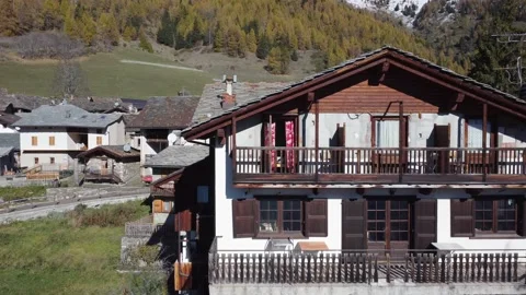 High view facade mountain house. 库存影片 239324586