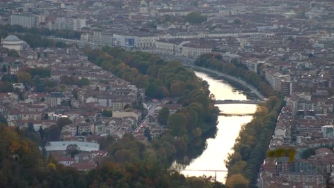 High view from the River Po and traffic in the center of Turin. Piedmont. 库存影片 166049830