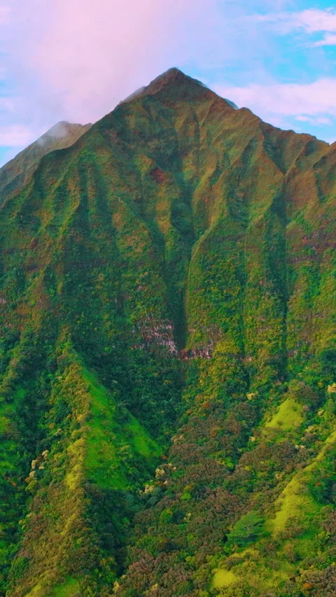 High volcanic mountain peak with steep green slopes covered with forests. Oahu Video stock 312410818