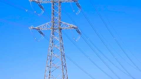 High Voltage Electrical Power Pylon in a Winter Landscape Vídeo Stock 333851950